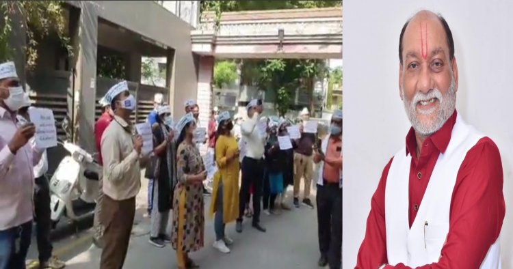 Breaking : AAP એ આરોગ્યમંત્રીના ઘરનો ઘેરાવો કરી સૂત્રોચ્ચાર કર્યો : " ઇન્જેક્શન આપો,નહિ તો રાજીનામુ આપો"