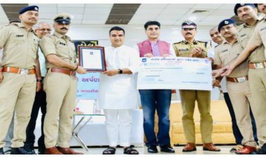 સુરત : તેરા તુજકો અર્પણ : ગૃહ મંત્રી હર્ષ સંઘવીએ જાંબાઝ પી.આઇ.દેસાઈને સન્માનિત કર્યા