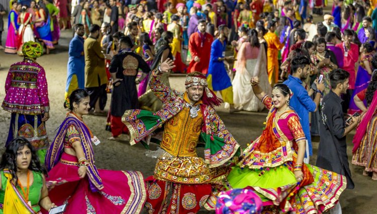 નવરાત્રી વિશેષ : દાંડિયા રાસ રમવાથી કયા કયા ફાયદા થાય છે ? જાણો