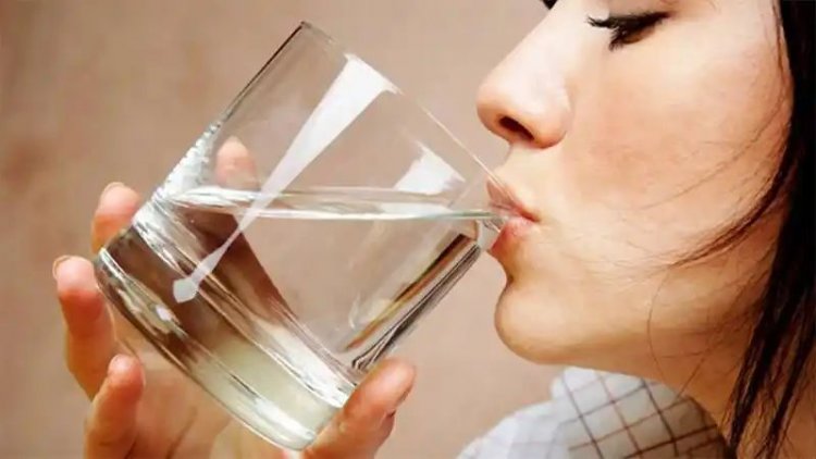 જમ્યા બાદ તરત જ પાણી પીવાની ટેવ છે? તાત્કાલિક કરી દેજો બંધ, નહીંતર ઉભી થશે 5 ગંભીર સમસ્યા