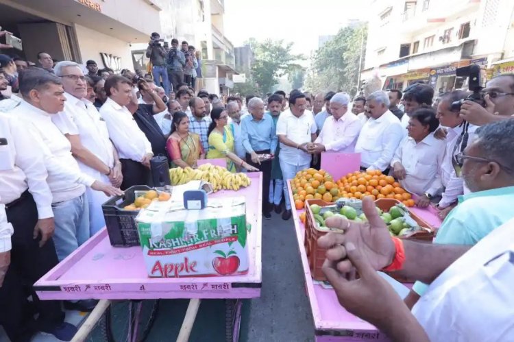 લોકોને રોજગારી માટે લારીઓના વિતરણ
