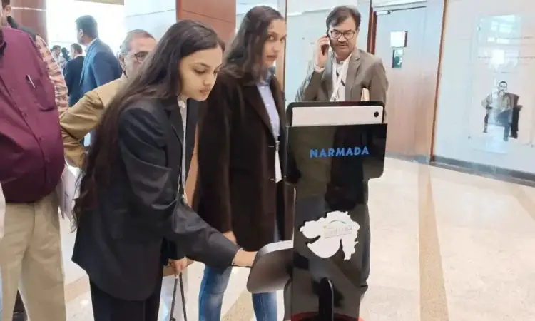 મહાત્મા મંદિર ખાતે હ્યુમન રોબોટ આકર્ષણનું કેન્દ્ર બન્યું, વાઇબ્રન્ટના કાર્યક્રમની સંપૂર્ણ માહિતી રોબોટથી મેળવી શકો છો