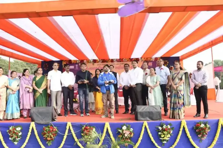 Surat Kite Festival : સુરત પતંગોત્સવનું આકર્ષણ: સુરતના વિકી વખારીયાની રિમોટ કંટ્રોલ(R.C) કાઈટ