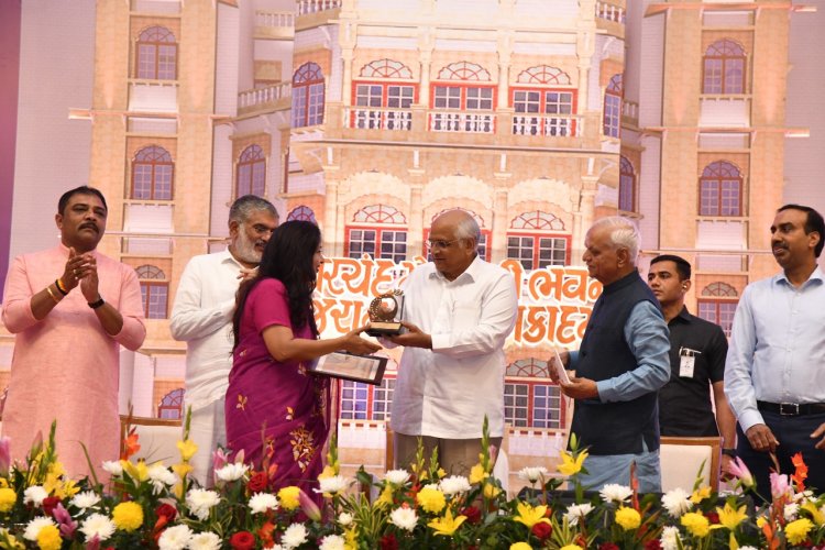 સુરત : VNSGU ના ગુજરાતી વિભાગના પ્રો. ડો.પન્ના ત્રિવેદી ને ગુજરાત સાહિત્ય અકાદમી ગાંધીનગર ખાતે CM ભુપેન્દ્રભાઈ પટેલના હસ્તે પારિતોષિક એનાયત