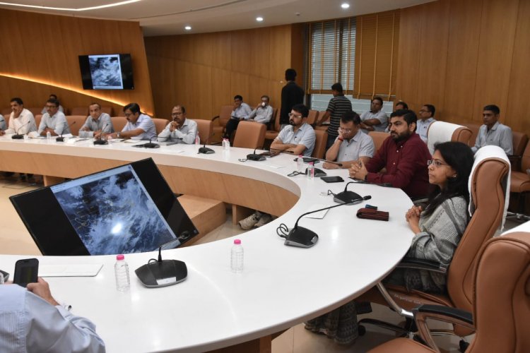 સુરત : ભારે વરસાદને પગલે મ્યુનિસિપલ કમિશ્નર એક્શન મોડમાં, અધિકારીઓને આપ્યા આદેશ